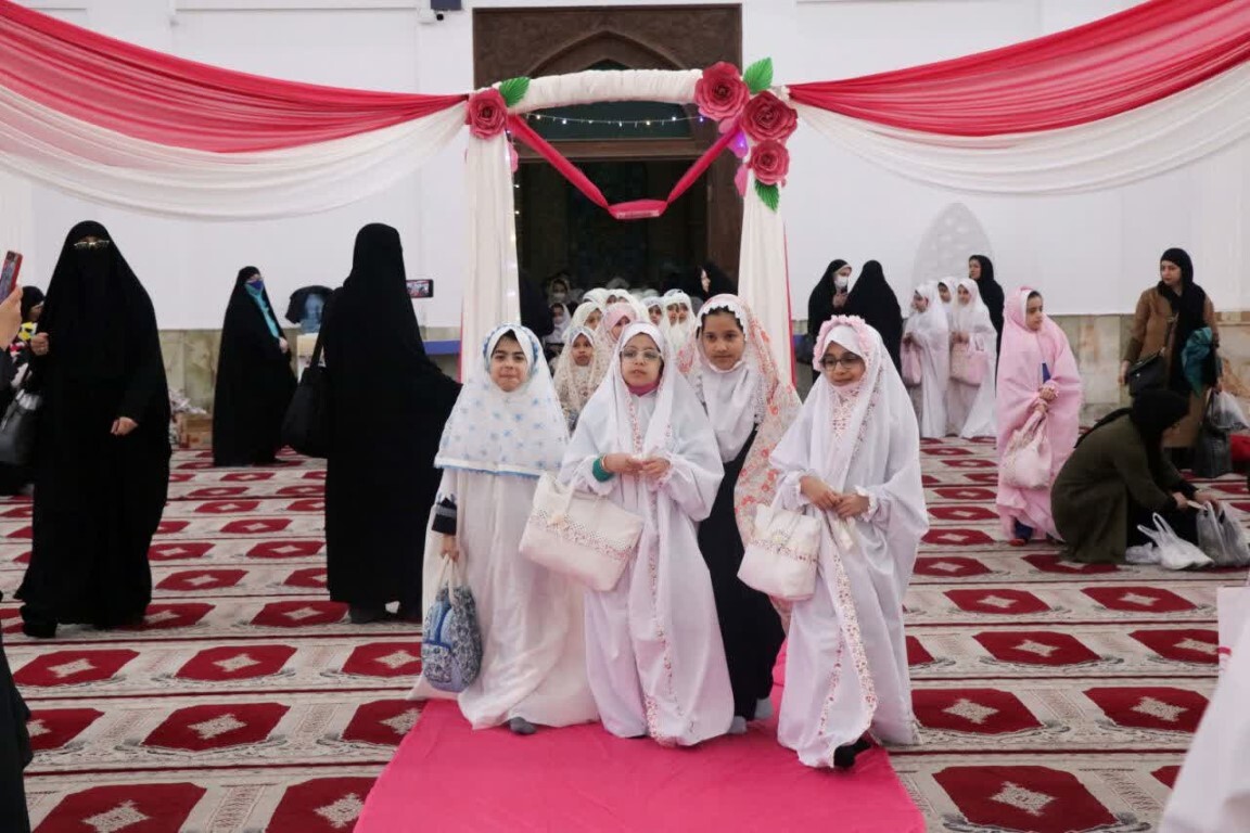 جشن تکلیف هزار و سیصد دانش آموز دختر پایه سوم مدارس دولتی و غیردولتی ناحیه ۱ و ۲ رشت در مصلای امام خمینی رشت برگزار شد جشن تکلیف هزار و سیصد دانش آموز دختر پایه سوم مدارس دولتی و غیردولتی ناحیه ۱ و ۲ رشت در مصلای امام خمینی رشت برگزار شد