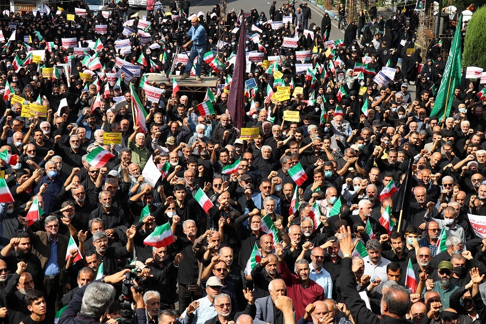 تجمع شهروندان رشتی در محکومیت اغتشاشات اخیر برگزار شد تجمع شهروندان رشتی در محکومیت اغتشاشات اخیر برگزار شد