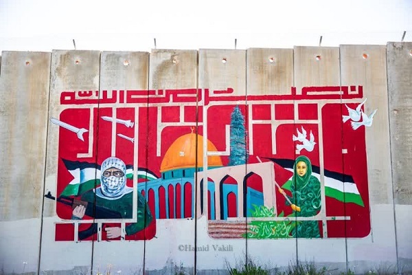 دیوار نگاره «و فتح قریب» بر روی دیوار حائل بین فلسطین و لبنان ترسیم شد دیوار نگاره «و فتح قریب» بر روی دیوار حائل بین فلسطین و لبنان ترسیم شد