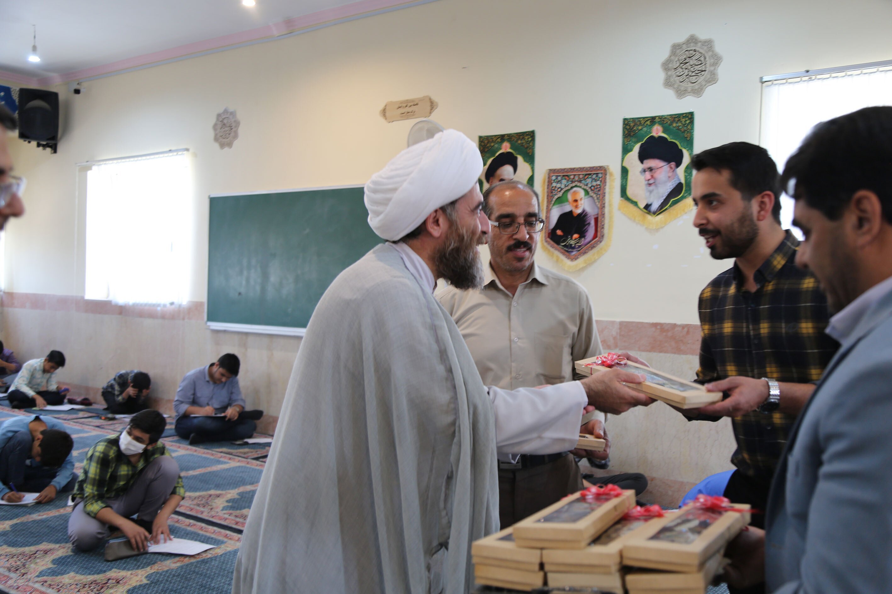 تجلیل از معلمان و کارکنان مدرسه صدرا