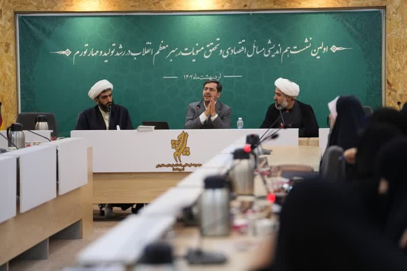 سیاست کشور تحت تاثیر دلاریزه شده اقتصاد /هر اتفاقی میافتد نئولیبرالها از نقدینگی گفته و به دنبال افزایش قیمت بنزین هستند سیاست کشور تحت تاثیر دلاریزه شده اقتصاد /هر اتفاقی میافتد نئولیبرالها از نقدینگی گفته و به دنبال افزایش قیمت بنزین هستند