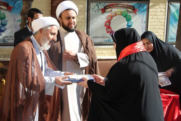 کرسی تلاوت دانش‌آموزی در در دبیرستان دخترانه حاج حسن فرهادی فر ملایر