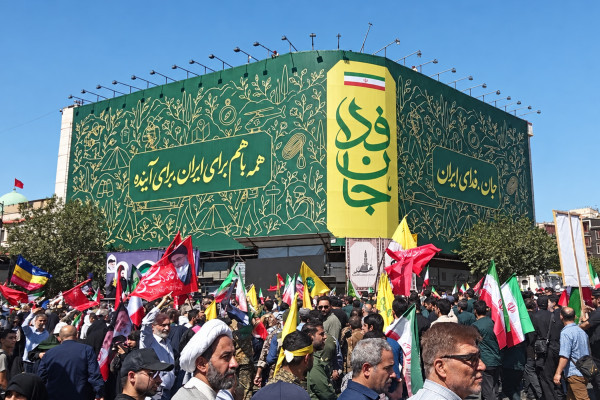 الكشف عن جدارية جديدة في ساحة انقلاب بطهران