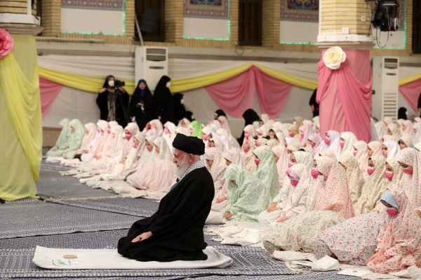 "فرشتوں کی تقریب" رہبر انقلاب کی موجودگی میں