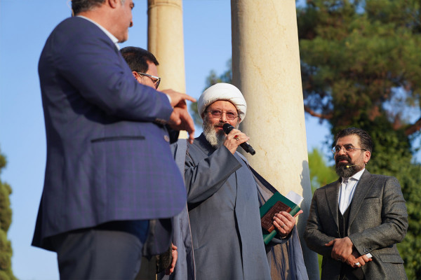 在设拉子哈菲兹陵举行的 马赫费尔 庆典