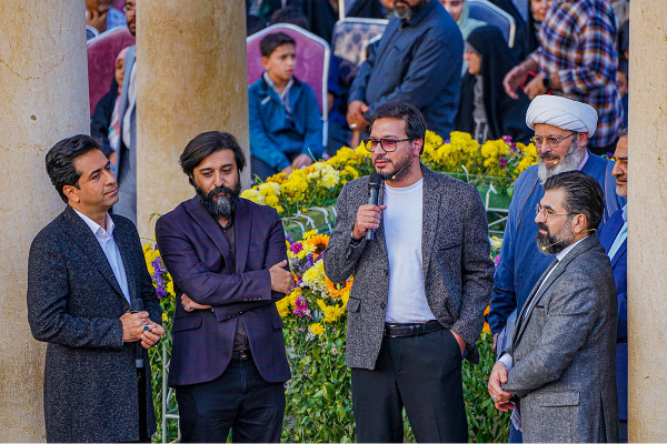 在设拉子哈菲兹陵举行的 马赫费尔 庆典