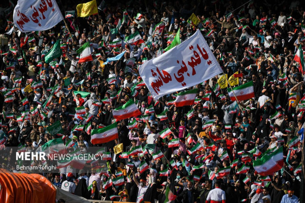 Interpretación masiva del himno “Salam Farmandeh” en el Estadio Azadi de Teherán