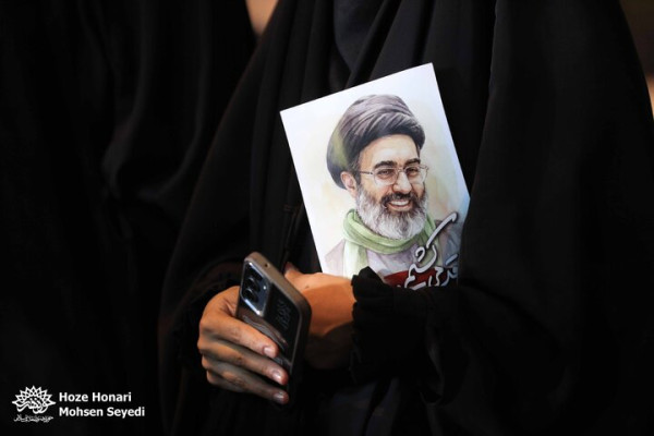 آیین رونمایی هم‌نگاره «وقت بوییدن گل»