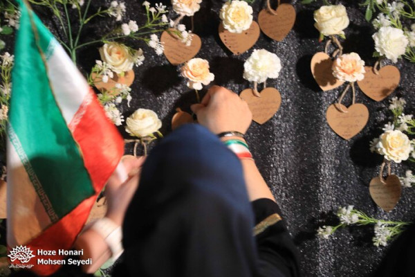 آیین رونمایی هم‌نگاره «وقت بوییدن گل»