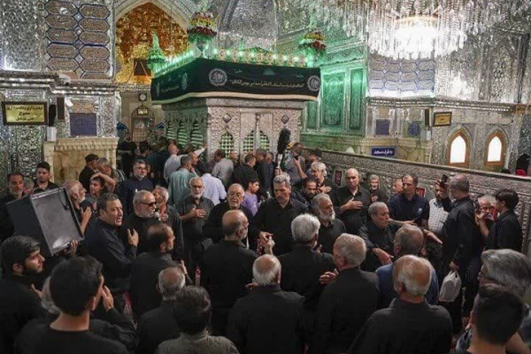 شیراز در سوگ پیامبر اعظم(ص) و سبط اکبرش؛ سومین حرم اهل بیت(ع) غرق در عزا شد.